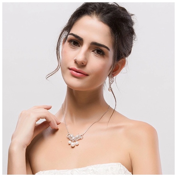 Swarovski Crystals Dorrit Pearl Earrings - Picture 5 of 5